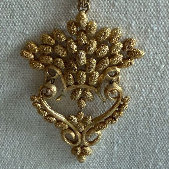 Vintage Monet 1975 Felice Series Gold Tone Necklace with Pendant. Book Piece. - Picture 3 of 7